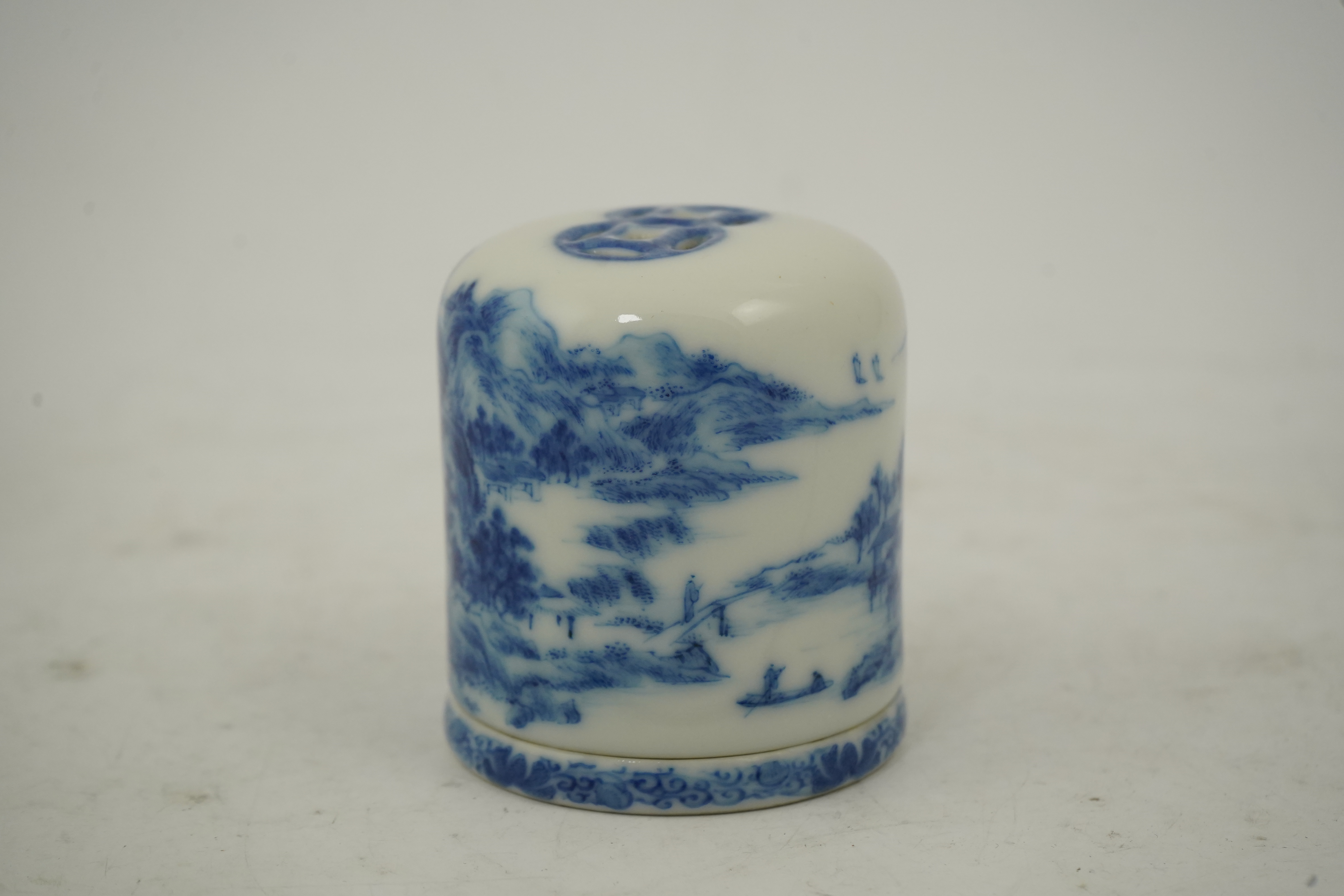A Chinese blue and white container, Yongzheng seal mark, Republic period